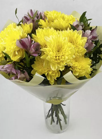 Букет с хризантемами &laquo;Солнечный зайчик&raquo; от интернет-магазина цветов в 