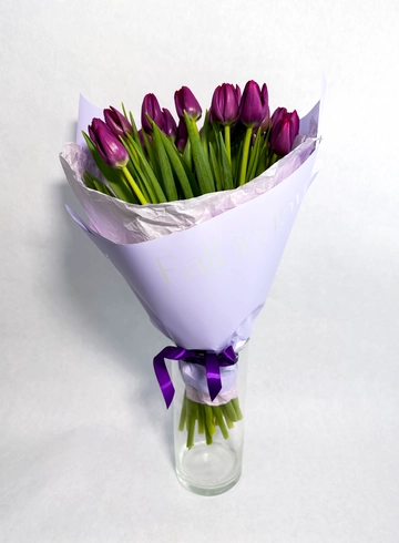 Букет из фиолетовых тюльпанов от интернет-магазина цветов в 
