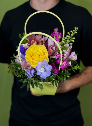 Композиция в сумочке &laquo;Симфония цвета&raquo; от интернет-магазина цветов в 