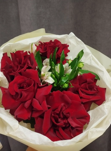 Букет из роз с альстромерией от интернет-магазина цветов в 