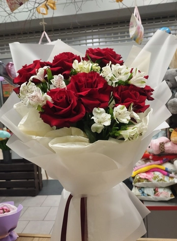 Букет из красных роз с альстромерией от интернет-магазина цветов в 