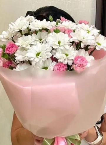 Букет из белоснежных хризантем и гвоздики "Нежное очарование! от интернет-магазина цветов в 