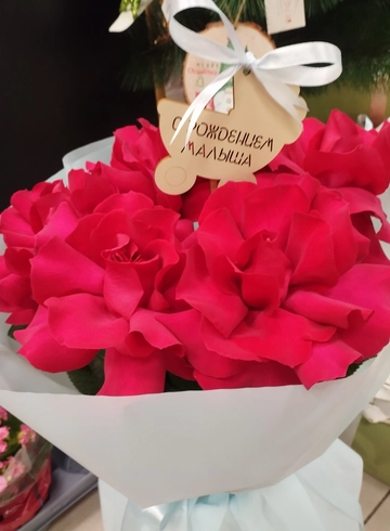 Букет на выписку из ярко алых роз от интернет-магазина цветов в 