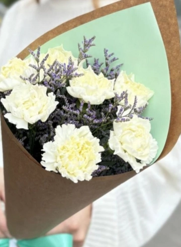 Букет из нежных гвоздик и лимонимума от интернет-магазина цветов в 