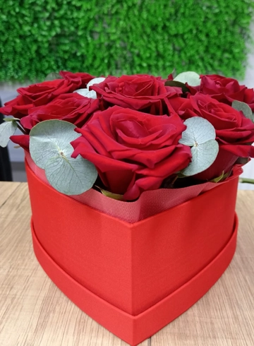 Композиция в сердце из красных роз от интернет-магазина цветов в 
