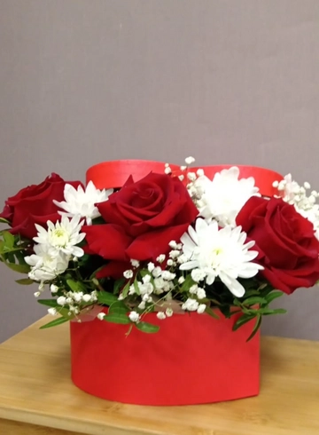 Композиция из роз и хризантем в сердце. от интернет-магазина цветов в 