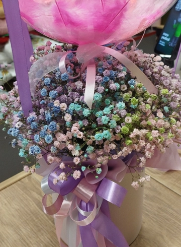 Композиция из гипсофилы &laquo;Нежное облако&raquo; + шар Баблс с надписью от интернет-магазина цветов в 