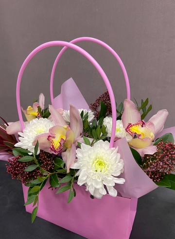 Композиция из хризантемы и орхидей  в сумочке от интернет-магазина цветов в 