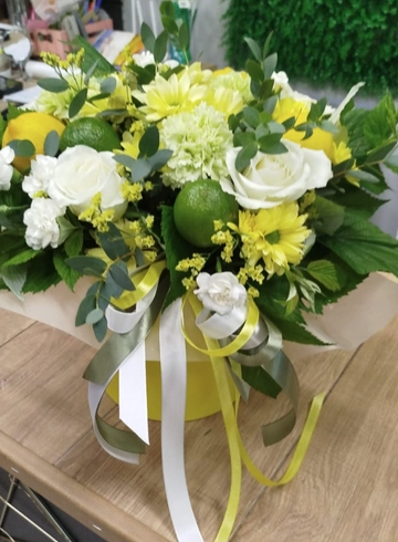 Композиция  из белых  роз, хризантемы, диантусов с добавлением лимонов и лайма. от интернет-магазина цветов в 