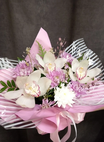 Композиция из орхидей и хризантем &laquo;Нежное очарование&raquo; от интернет-магазина цветов в 