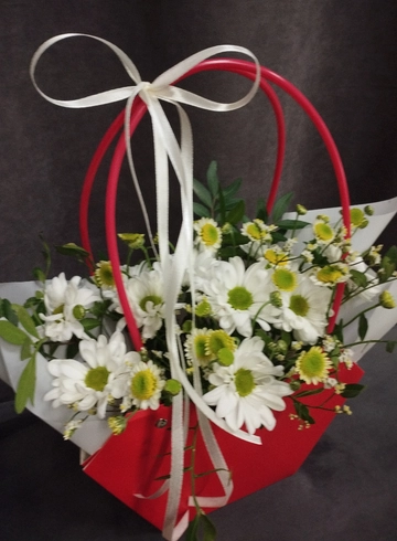 Белые ромашки в сумке от интернет-магазина цветов в 