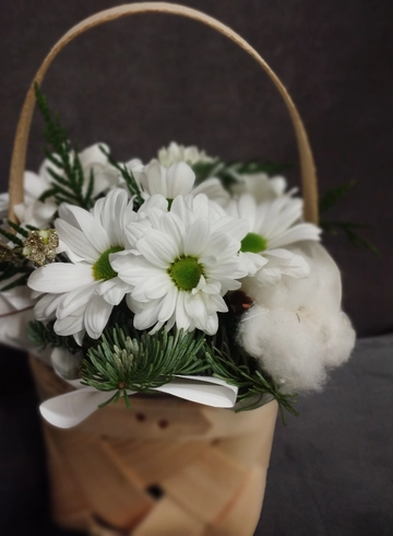 Композиция  с ромашками в корзинке от интернет-магазина цветов в 