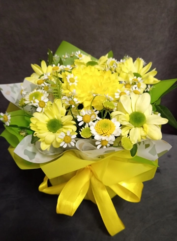 Композиция  из хризантем и матрикарии &laquo;Солнечный сюрприз&raquo; от интернет-магазина цветов в 